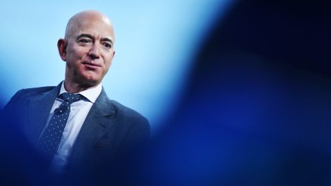 Lesz miből űrhajózni Jeff Bezos-nak: 2020 óta megduplázta vagyonát a világ öt leggazdagabb embere