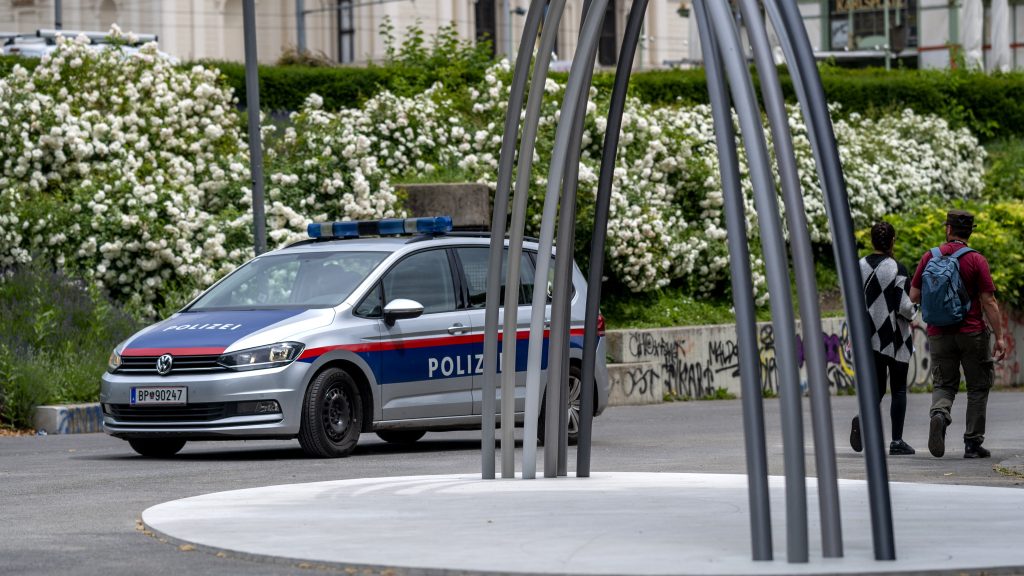 Három magyar sérült meg egy ausztriai autóbalesetben