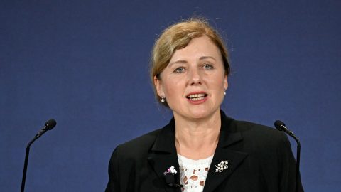 Uniós biztos: Ha rosszabbodik a helyzet Magyarországon, akkor ismét zárolják a forrásokat