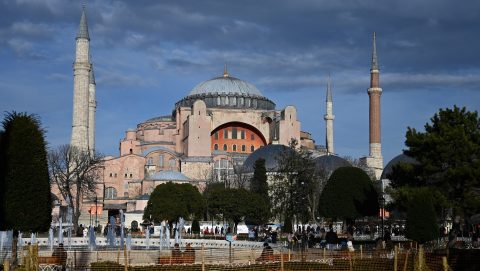 Hétfőtől a külföldi turisták 25 euróért mehetnek be a Hagia Sophiába