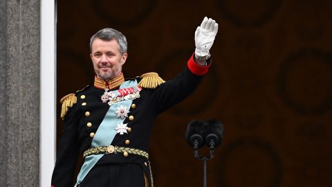 Alig lépett trónra, máris kiadott egy könyvet az új dán király