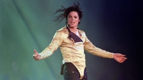 A lábujjhegyen állás már tökéletesen megy a Michael Jacksont alakító unokaöccsének