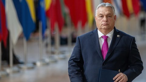 Népszava: Orbán ellen gyűjt aláírásokat egy finn EP-képviselő