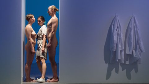 Beperli a múzeumot a művész, aki meztelenül szerepelt Marina Abramović egyik művében