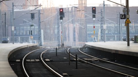 Mozdonyvezetők sztrájkja bénítja a közlekedést Németországban