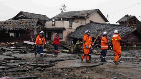 Már 62 halálos áldozata van a Japánt ért földrengésnek