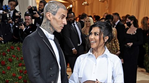 Travis Barker több mint ötvenszer próbálkozott, de végül beletalált a szemetesbe a fia pelenkájával