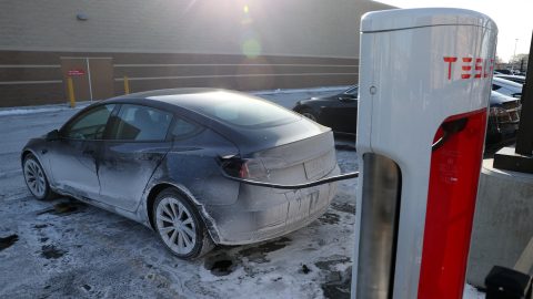 Nem tudják tölteni a Teslákat az amerikai mínuszokban