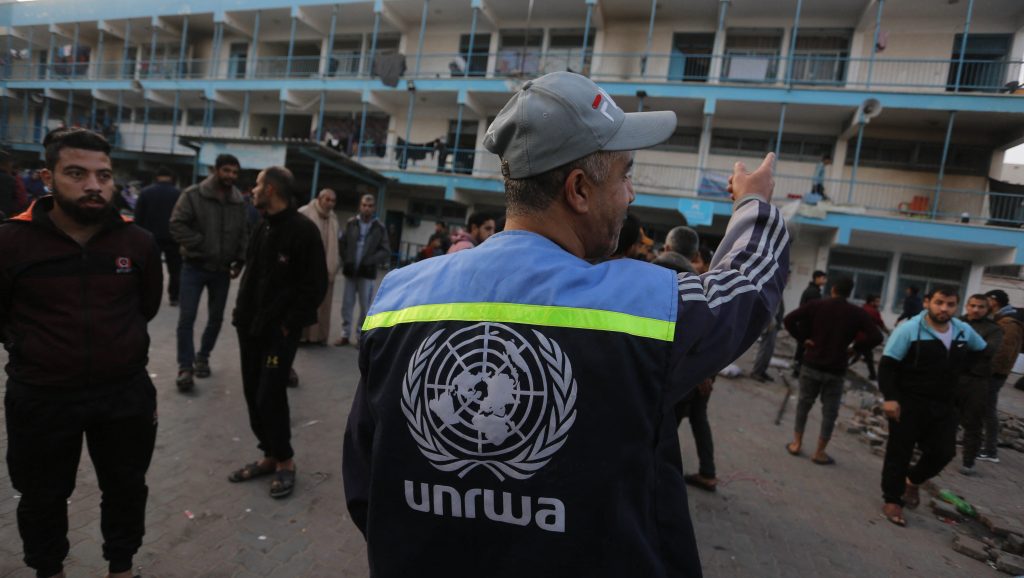 Több ország felfüggesztette az ENSZ palesztin menekültügyi szervezetének támogatását