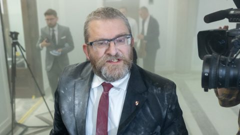 Elvesztette mentelmi jogát a hanukiát poroltóval lefújó lengyel képviselő