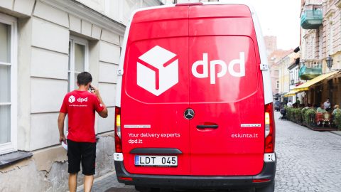 Káromkodva válaszolt a DPD chatbotja egy kétségbeesett ügyfélnek – válaszul le is állították a szolgáltatást Nagy-Britanniában