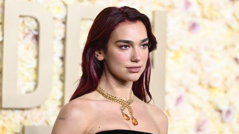 Dua Lipa „csontvázruhában” sétált be a Golden Globe vörös szőnyegére