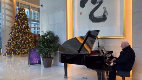 Egy kanadai hotel zongorájánál tűnt fel Anthony Hopkins