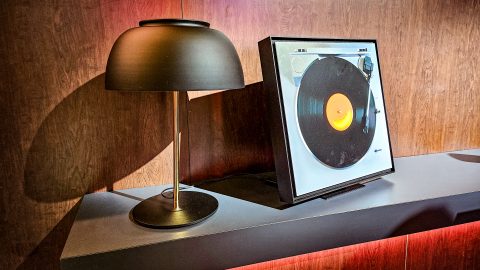 A Sonos és az IKEA babérjaira tör a Samsung, itt a Music Frame, a képkeretbe épített hangszóró