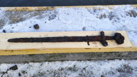 Ezeréves viking kardot húztak ki egy folyóból