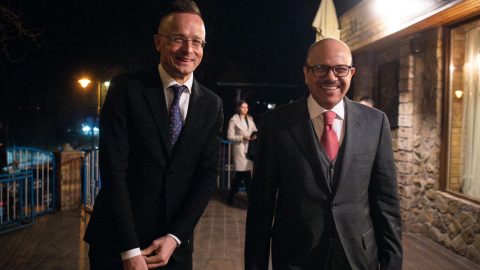 Szijjártó Pétert a bahreini külügyminiszter fogadta Dunakeszin, miután hazaért Ukrajnából