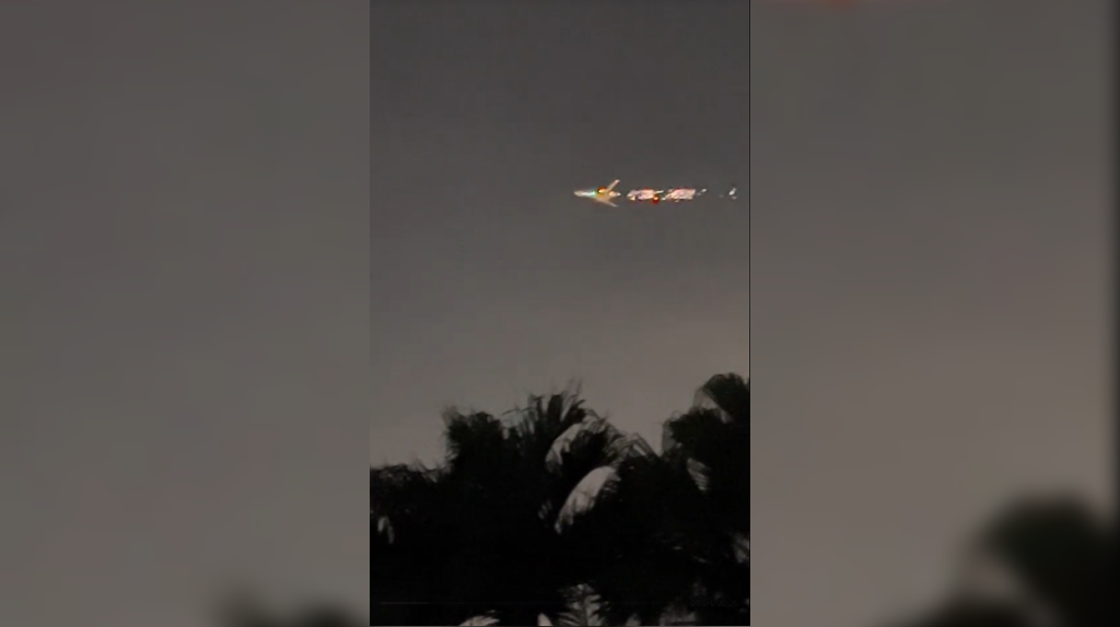 „Kigyulladt, anya!” – videón a levegőben lángoló repülőgép