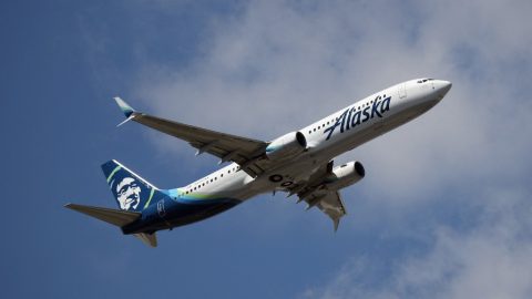 Kiszakadt a vészkijárat, hatalmas lyukkal az oldalán hajtott végre kényszerleszállást egy Boeing 737-es