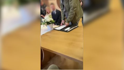Videón, ahogy az esküvőjén letartóztatják a vőlegényt