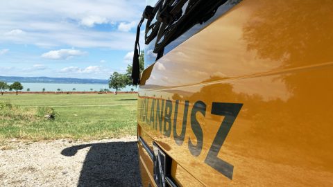 Mélyen elítéli a Volánbusz a telefonját száguldás közben görgető sofőrjét