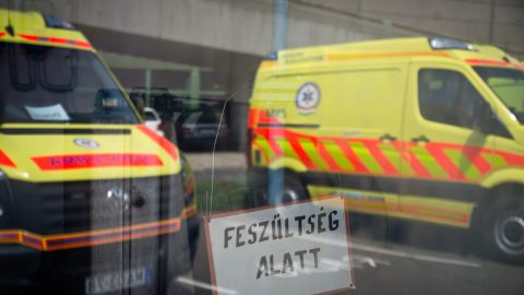 Meztelen metál koncertje után mentővel kellett kórházba szállítani a budapesti hotelben megszálló részeg amerikai nyugdíjast