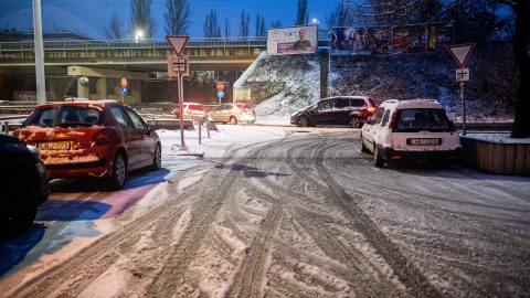 Útinform: Visszatért a tél, hóátfúvások, havazás nehezíti a közlekedést