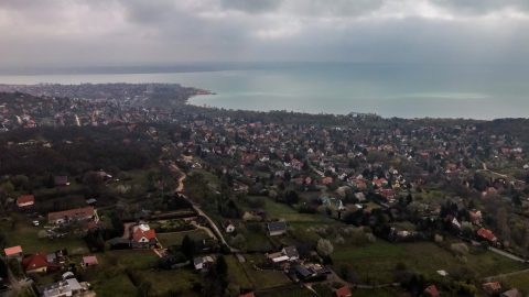 A Budapestről kivándorlók alatt recseg az agglomeráció, tarol a Balaton a települések fejlettségi versenyében
