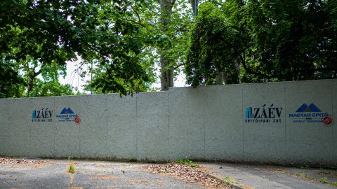 Hiába vállalta volna tíz másik cég is, Mészárosék kapták az MCC bontási munkáit