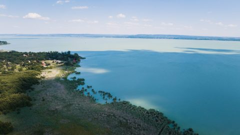 Még nyomoznak a kotrógépes Balaton-szerzés ügyében