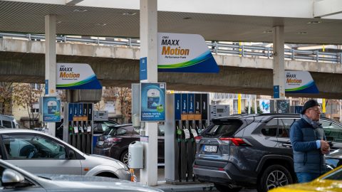 Évi 40 ezer forinttal lesz drágább a tankolás egy átlagos autósnak