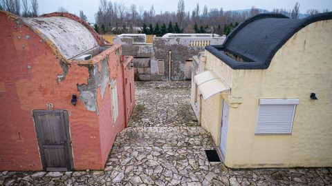 Százmilliókba került a füredi önkormányzatnak a lepusztult görög falu megszerzése