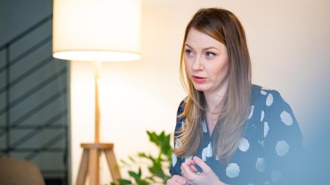 Donáth Anna: Sötét időket idéz, ahogy Toroczkai indiai vendégmunkásokat szállító buszt üldöz