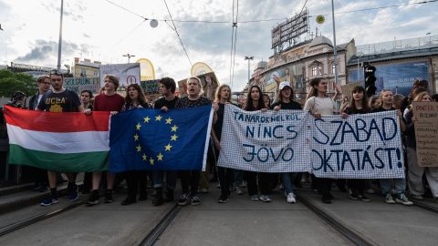 Feketelistán a státusztörvényt elutasító pedagógusok, a tanárhiány ellenére sem veszik fel őket