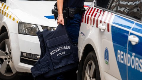 A katonák többszázezer forintot kaptak év végén, a rendőröknek nem jutott semmilyen plusz juttatás