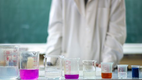 2025 szeptemberétől csökkenthetik a fizetésüket a nem megfelelően teljesítő tanároknak