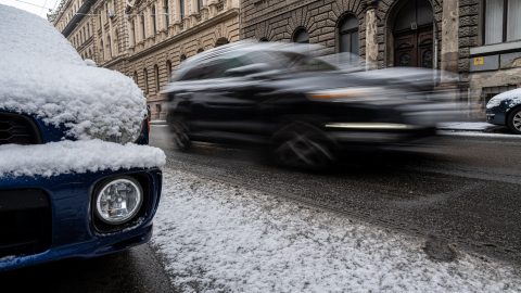 Országos figyelmeztetés: Vigyázni kell az utakon, csúszós napok jönnek!