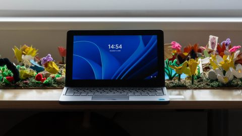 Ezeket a laptopokat osztják szét az iskolákban
