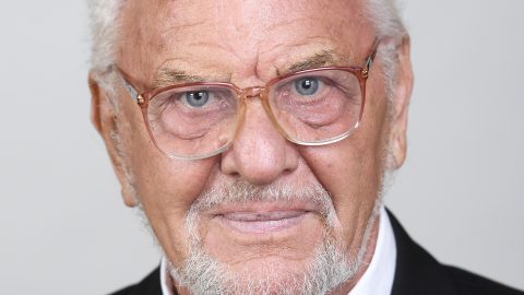 Szívrohamot kapott egy előadásán Müller Péter, rövid időre visszavonul