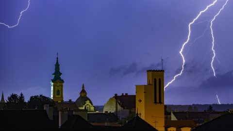 A hét legmelegebb napja jön, délen zivatarokra figyelmeztetnek