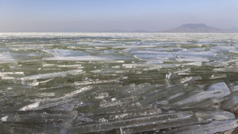 Hatalmas jégtábla szakadt le a Balatonról