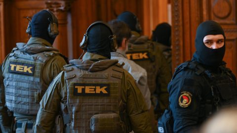 Fenyő-gyilkosság: Beszólt, majd kávét öntött a bíró arcába Portik fia