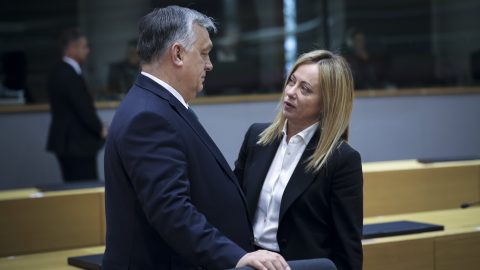 Az olasz sajtó szerint Meloni felhívta Orbánt a kéz- és lábbilincsben bíróságra vitt tanárnő ügyében
