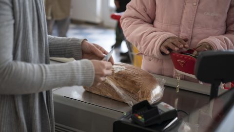 A kormány a gazdasági növekedés bálványozásával fedi el, hogy a magyar társadalom összességében szegény