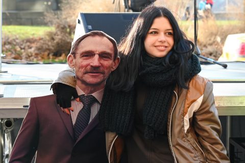„Béremelést, ne szemfényvesztést!” – néhány százan tüntettek a Belügyminisztériumnál