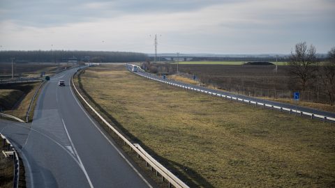 Az autópályán gyalogolt haza a kórházból egy idős asszony