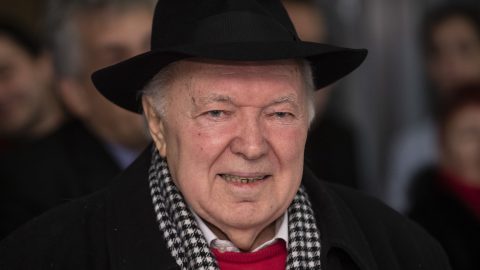 „Az agyam nagyon jól működik, idén megtanulok angolul” – 90 éves lett Láng József, Roger Moore magyar hangja