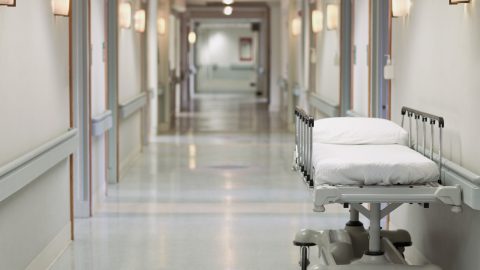 Levágta a saját péniszét és a füleit egy betépett cseh férfi