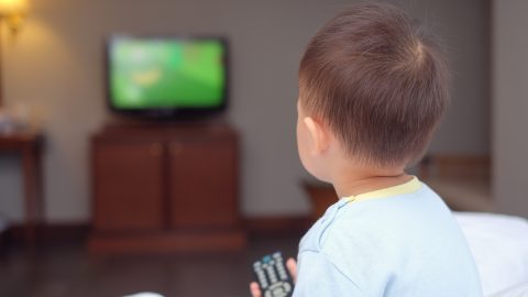 Ezért baj, ha 2 éves kor előtt tévézik a gyerek