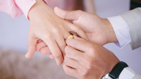 Bajba került egy fiatal apa, aki kislányának adta a benzinkúton talált 350 ezres gyűrűt