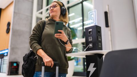 Ezeken a helyeken ne töltse soha a telefonját